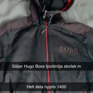 Hugo Boss tjocktröja storlek m - Den är relativt liten i storlek och lär passa folk som har både storlek s och m.