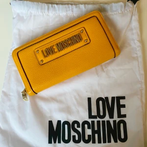 MOSCHINO plånbok - Nyskick! Går med på billigare pris vid snabb affär :) (ÄKTA)