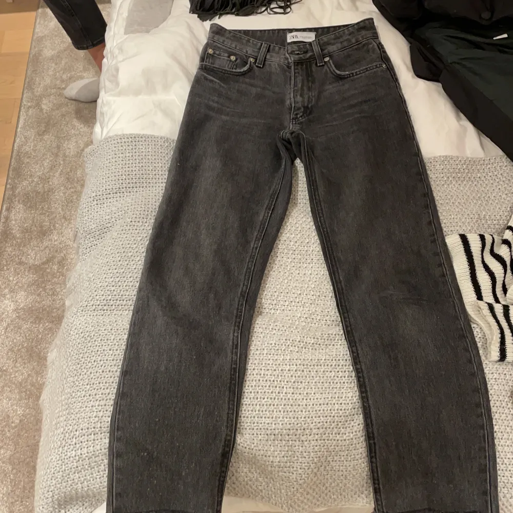 As snygga gråa jeans från zara, köpta för typ 3 månader sedan, säljer för att jag har för många jeans nypris: 499kr, högsta budet: 350💞💞. Jeans & Byxor.
