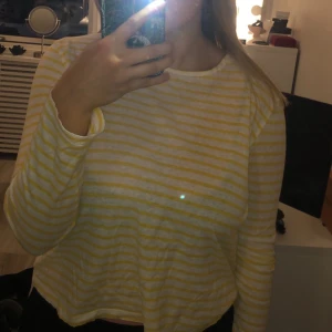 Dagmar tröja strl M - Säljer min i princip oanvända gula tröja från Dagmar. 70% bomull, 30% linne ☺️