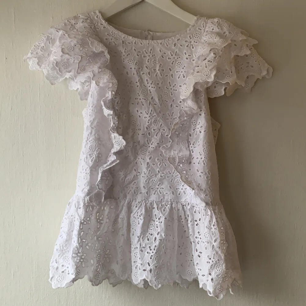 En vit spetsig volang tröja från h&m. Ordinarepris 179kr säljes för 49kr+frakt. Storlek 36. Puserot.