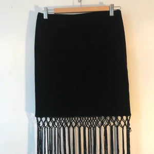 Festlig kjol - Jättefin kjol i sammet-material. Med fransar nedtill. Passar till allt. Sparsamt använd. Köpare står för frakten:) 