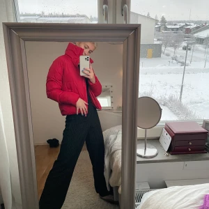 Puffjacka - Sååå fin jacka som inte komma till användning :/// Snygg röd färg❤️ Storlek 34 men passar även 36