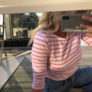 Långärmad t-shirt - Vit-rosa randig t-shirt i superskönt material💞