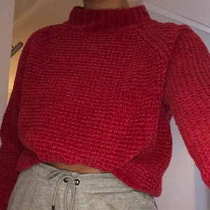 Mysig stickad tröja från H&M - Jättefin och mysig röd stickad tröja från H&M. Sparsamt använd med några få tecken på användning. Dm vid intresse, kunden står för frakten.🌸✨