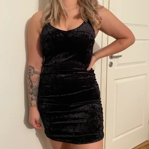  Sammetsklänning  - Klänningen är aldrig använd endast provad. Den är köpt på Ullared barn avdelning. Storleken är 170 men den passar mig som har s/m i vuxenstorlekar. Vet inte häller riktigt vilket märke som den är ifrån eftersom att den är köpt på Ullared 