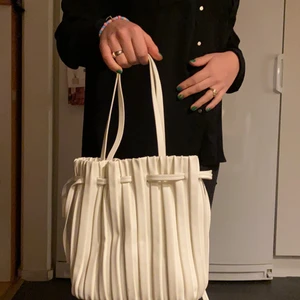 Vit väska  - Från zara. Knappt använd! Så fin 🍫❤️