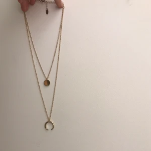 Guldigt halsband  - Ett guldigt halsband från glitter eller något liknande. INTE ÄKTA!!!!! :))