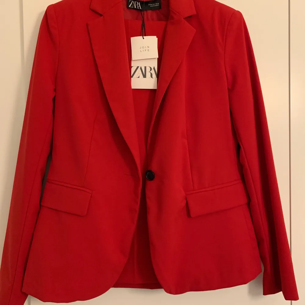 Oanvänd röda kostymbyxa och kavaj från Zara. Det är perfekt fit för storlek 38. Supersnygg! - Om du vill köpa separat —— Kavaj: 200kr Byxor: 100kr. Kostymer.