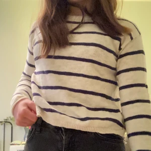 Randig tröja - Det är en jättefin randig tröja. Den är i normalt skick. Den är i barnstorlek men den sitter som xs. Den är också i stickat i materialet.