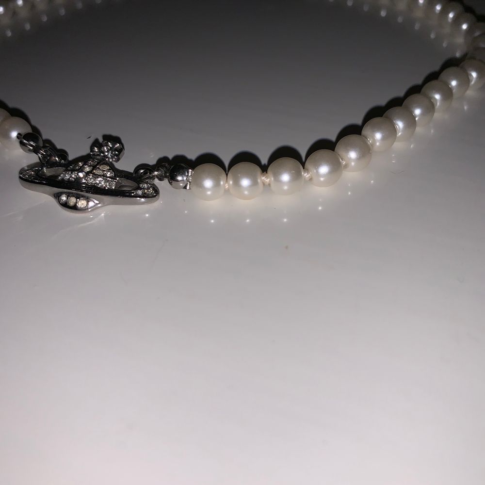 Ett superfint silverhalsband med pärlor från Vivienne Westwood. Det är inte äkta vad jag vet för köpte det på depop för 500kr men det är i perfekt skick så säljer det för 349kr inklusive frakt! Priset kan diskuteras ❤️ Är inte helt säker på att jag vill sälja det. 💕. Accessoarer.