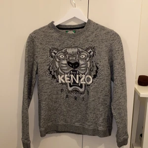 Kenzo Grå M tröja-sweatshirt  - Väldigt fint tröja från kenzo i storlek M ( blir perfekt om ni har storlek S) om någon är intressant kan skriva