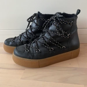 & Other Stories skor - Svarta fodrade skor med snörning från & Other Stories. Skorna är använda endast använda ett fåtal gånger och är i mycket bra skick. 