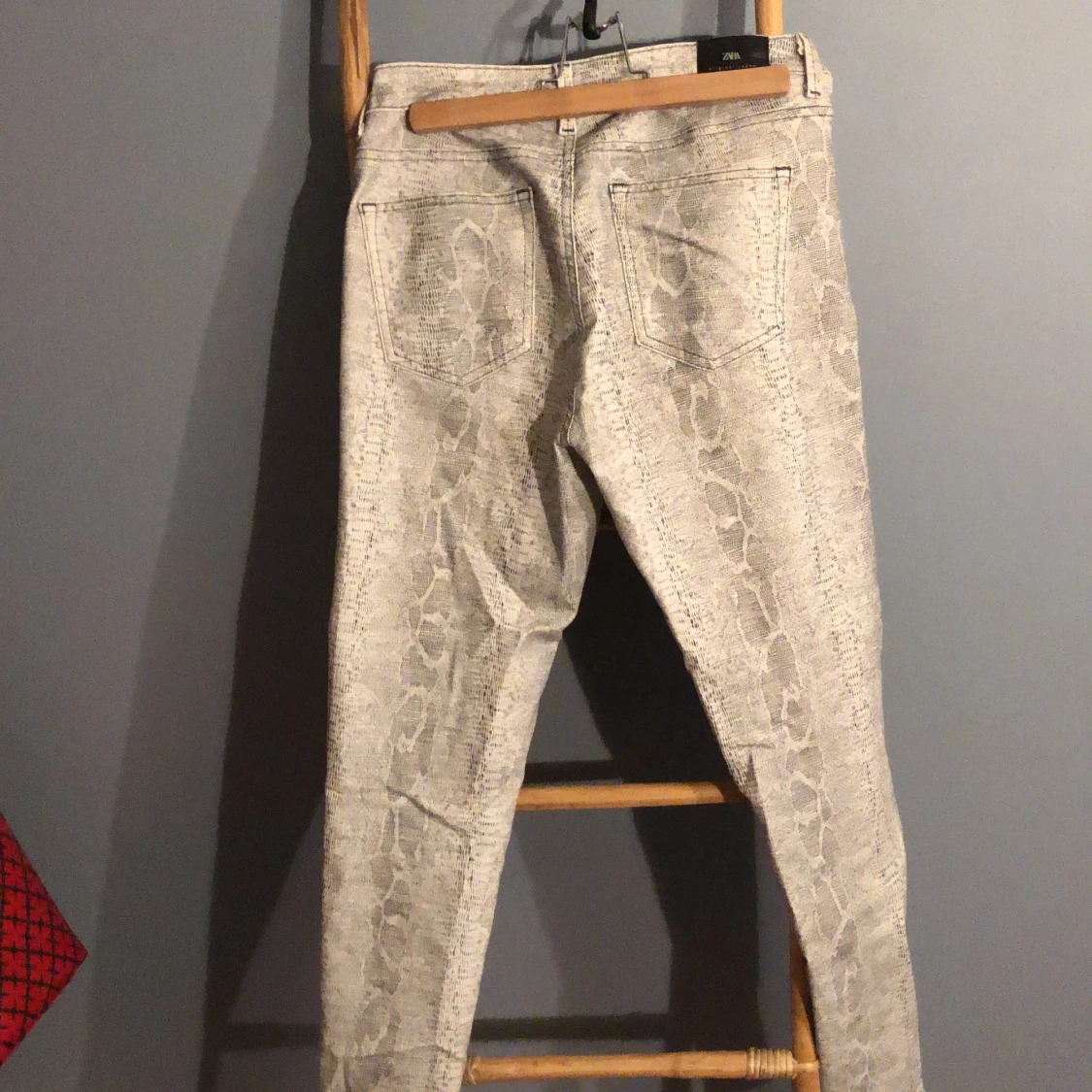 Zara ljusa snake skin byxor  - 90