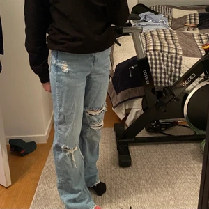 Snygga jeans - Säljer ett par jätte snygga jeans pga att jag köpte i förstor storlek❤️
