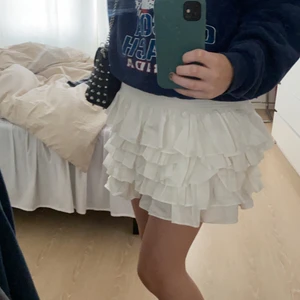 Volang kjol - Säljer min volang kjol som har kvar prislappen men den passar tyvär inte mig. Jätte fin verklgien!  30kr+ för varje bud. Nypris 400kr. Budet börjar på 250kr! Högsta bud:490kr