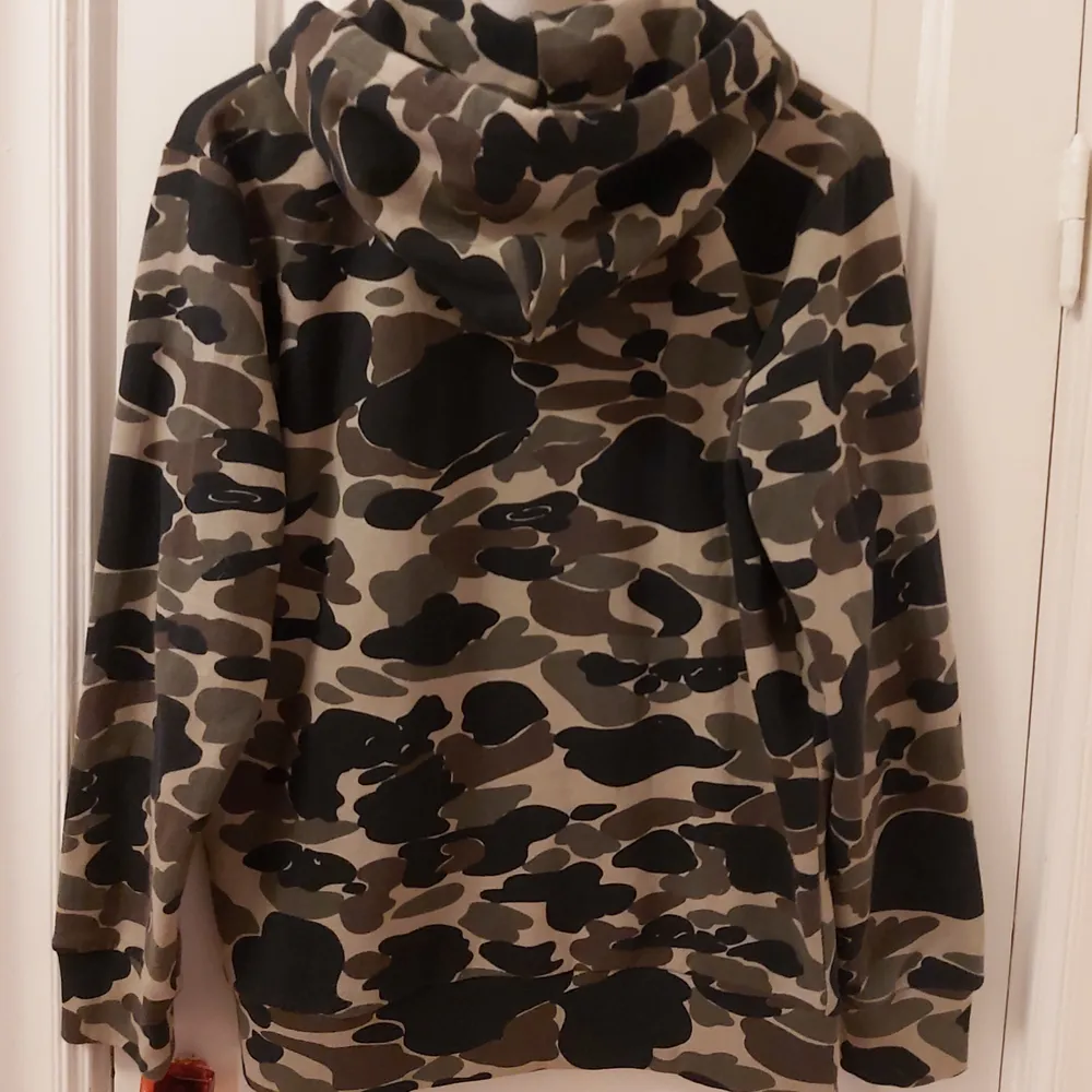 En zip hoodie från carhartt med camo-mönster. Super skön och oversized men använder inte längre. Är i storlek herr M, jag har vanligtvis dam S. Passar säkert upp till L beroende på önskad fit.. Hoodies.