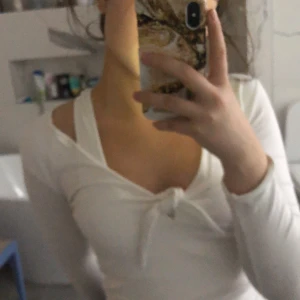 Blus med knyte  - En tröja som tyvärr nt kommer till användning. Storlek: S. Köparen står för frakten😊 fläck på tröjan (bild 3)