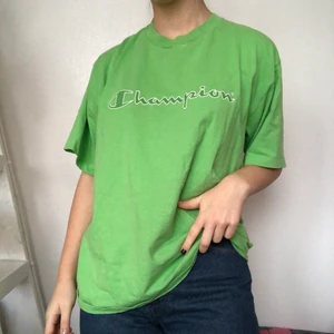 Champion tshirt  - Grön champion tshirt i gott second hand skick. Visas på en s. Kom privat vid intresse. Köpare står för frakt. Inga fläckar eller defekter!