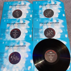 Vinylskivor  - Säljer 6 stycken Jim Reeves vinylskivor. Har endast köpt dom för att ha som dekoration så vet ej hur skicket är ifall man vill spela dom men det ska nog funka bra det med. Ge ett prisförslag :) Du kan få extrapris om du köper flera och frakten tillkommer. Ge prisförslag! Kontakta vid intresse/frågor! :) (Byter även saker.)