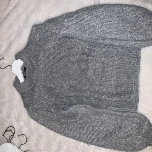 stickad tröja  - Söt stickad tröja från gina tricot. 125 kr + frakt 