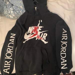 Air jordan hoodie köpt i italien, 325 kr + köparen står för frakten. Storlek M herr säljs för den va mitt ex så vill inte ha kvar den. 