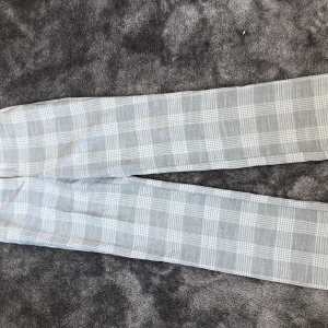 Raka kostymbyxor - Långa raka rutiga gråa kostymbyxor från hm. Skit snygg modell. Tyvärr för små för mig nu. Är i storlek 32 och i bra skick. Köparen står för frakt. Står ej för postnords slarv 🤎