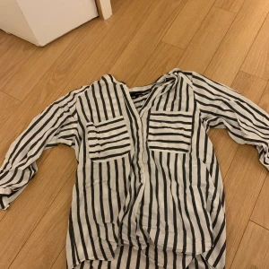 Randig tröja från vero Moda, storlek M - Köpt för ca 2 år sedan, knappt använd 