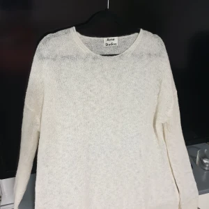 Acne  - Fin, tunt stickad krämvit acnetröja. Använd ett fåtal gånger. Långa armar & oversize passform. Jag är normalt en 38a. 500 kr inklusive frakt⭐ (djur/rökfritt hem)