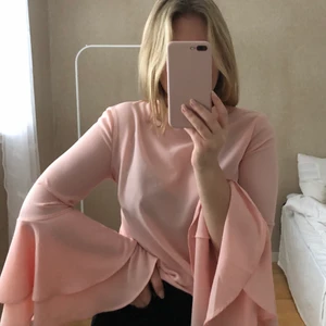 Blus  - Säljer en fin blus med vida ärmar i fint skick! Skriv vid intresse💗