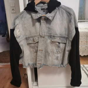 Kort jeansjacka med sweatshirt ärmar och huva - Croppad jeansjacka från fashion nova. Med slitage. Oversize. Aldrig använd