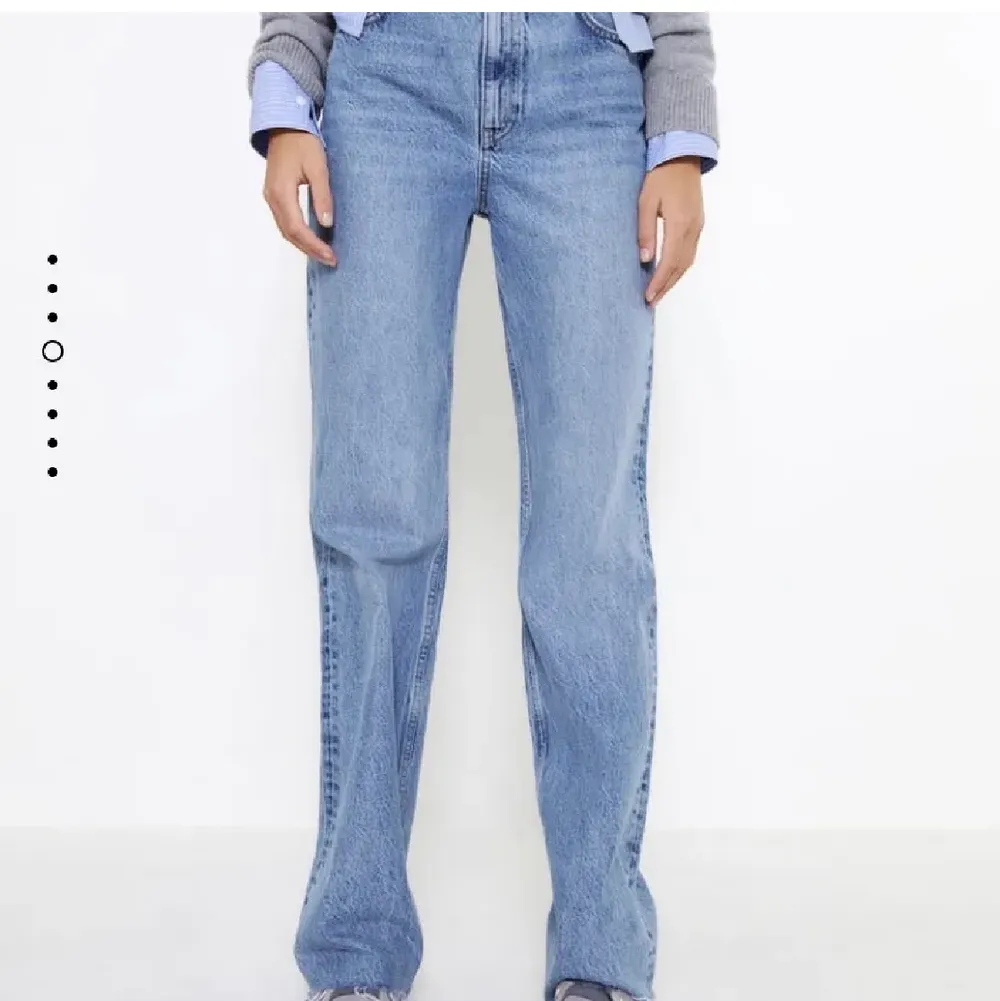 Prislapp kvar! Jag har midjemått 74cm. Säljs pga ångerköp och har inget kvitto. Går att klippa av då det ej finns jeanskant nedtill. Jag är 167cm, var förlånga på mig. Det är de jeansen Alice Stenlöf har på sig. Jeans & Byxor.