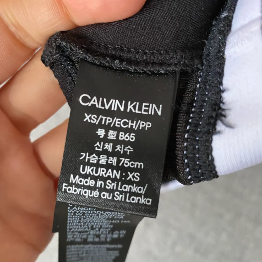 Calvin Klein soft bra in velvety black fabric, size XS. Never used, great condition! Price new 399 SEK.. Toppar.
