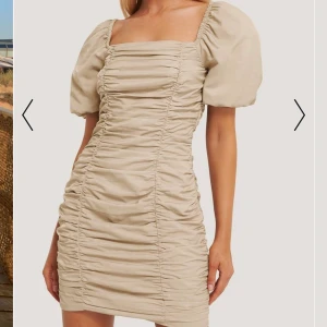 oanvänd klänning från NAKD - Helt oanvänd klänning från NAKD i en superfin färg o modell med puffärmar. Den är i storlek 36 och nypris på hemsidan är 500kr. Jag fraktar via postnord för 63kr sålänge du ej bor i norrköping då vi kan mötas upp. 