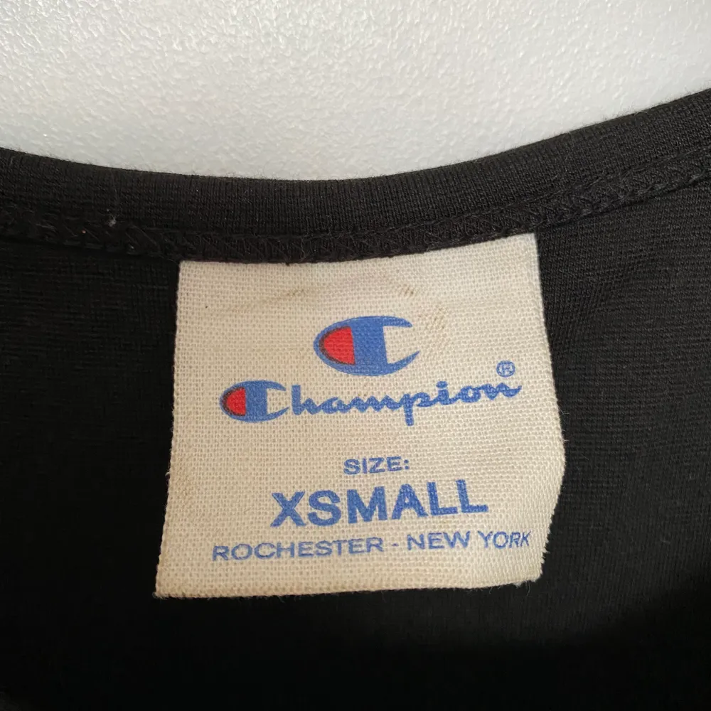 Black Champion crop top size XS. Used a couple of times, great condition! Price new 350 SEK.. Toppar.