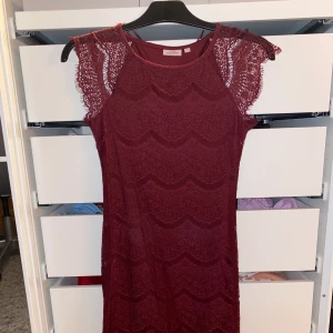 Vinröd klänning - Fin klänning endast använd 1 gång under julen 2017. Pris + 62kr frakt, hör av er vid frågor! 🦋