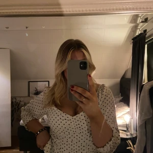 Prickig topp - Prickig topp som är oanvänd. Är i storlek L men jag skulle mer säga att det är en M då den är tajt över bysten.