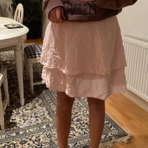 Rosa kjol - En fin rosa kjol från nakd. Säljer för den inte är min stil. 