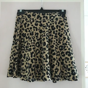Kjol - Leopardfärgad kjol med resår i midjan 