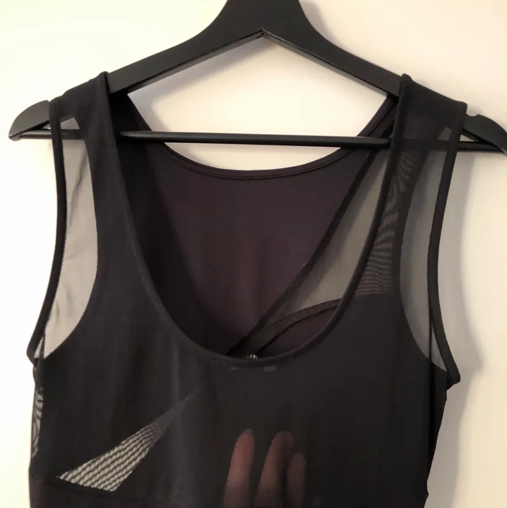 Tight svart bodycon klänning i storlek M. Mesh detaljer fram, men vanligt svart tyg över brösten. Bak - mesh på övre delen. Använd 3 gånger. . Klänningar.