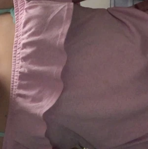 Off shoulder topp - Rosa off shoulder topp från Gina Tricot, köpt 2018, inte använd sedan 2018. Den är ganska luftig.