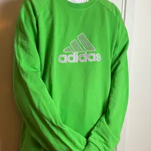 Superfin Adidas-sweatshirt✨ Storlek L och frakt ingår ej, men kan mötas upp i Sthlm