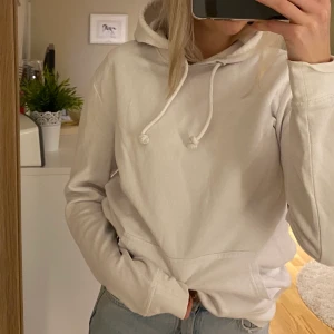 Vit hoodie - Lite tunnare hoodie, köpt på herravdelning.