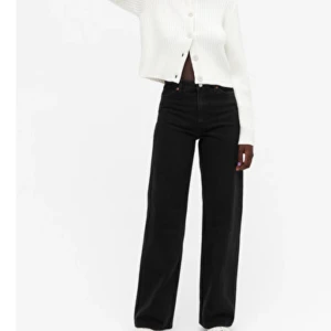 Svarta vida jeans från Monki  - Svarta jeans Yoko Wide leg från Monki. Skickas med postnord för 66:- som betalas utöver jeansens pris. 
