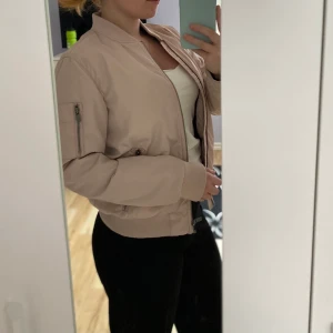 bomberjacka - säljer en smutsrosa bomberjacka från Lager 157 💕✨