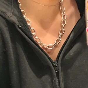 Chunky chain halsband  - chunky halsband från hm! justerbart 💕💘