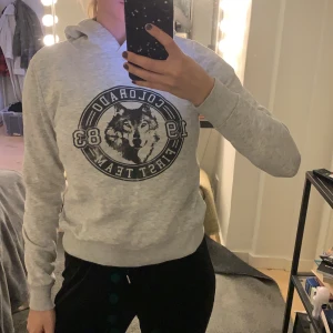 Gina Tricot Hoodie - Grå Hoodie med tryck från Gina tricot, använd ca 10-15 gånger. Strl S