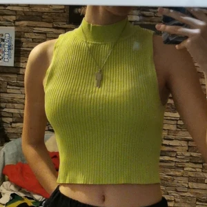 Grön sleeveless crop top, S - Superbra skick, köpt på h&m, säljer för att den inte används längre. Säljs för 65kr❤️
