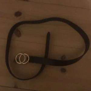 Skärp - Säljer detta skärp från Gina Tricot då jag har liknande. Något slitet på det guldiga  men inget man som märks Köparen står för frakt. Kan mötas upp i Lund 