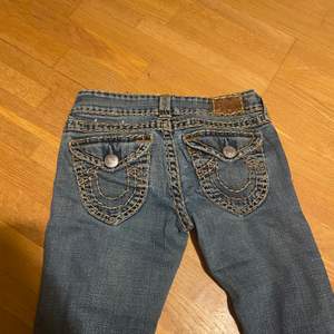 Ett par skit snygga jeans från true religon, lågmidjade och bootcut. Fina fickor och fina detaljer på jeansen, säljer dom då dom är för små för mig.  Buda från 250! 